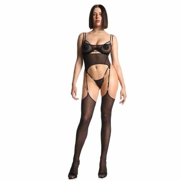 Frau Trägt Ein Schwarzes Semi-Transparentes Mesh-Set, bestehend aus BH, String und Strapsgürtel mit passenden Mesh-Strümpfen