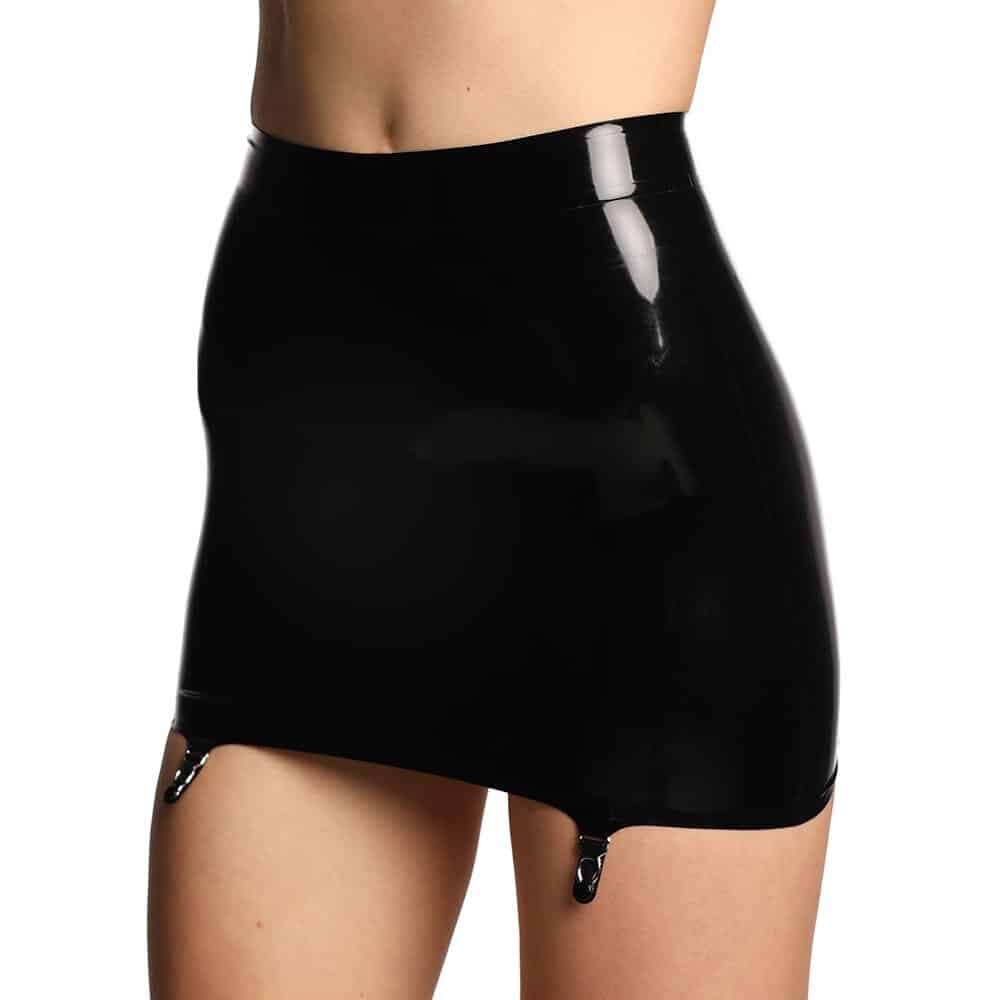 Mujer que lleva una falda de látex negro natural con abertura trasera de encaje