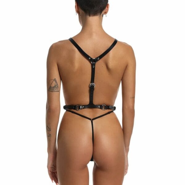 Femme De Dos Llevando un Arnés Bondage Modular de Cuero Negro con Anilla Metálica