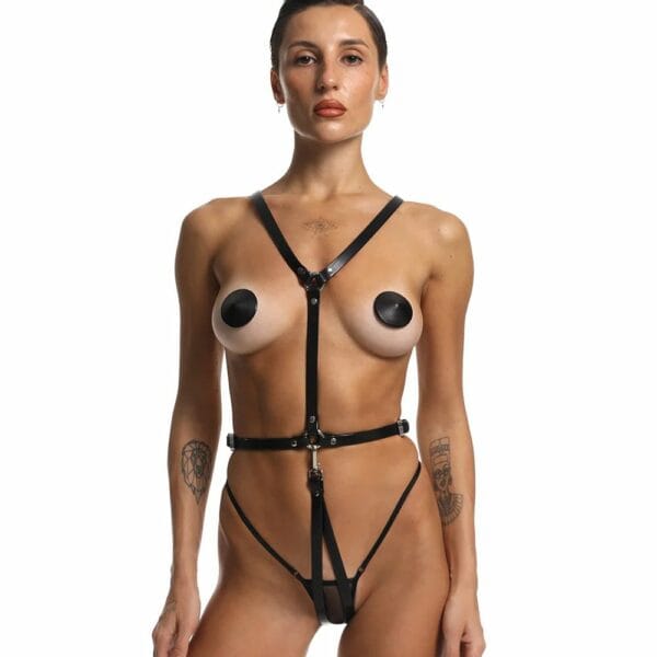 Mujer con arnés bondage de cuero negro con anilla metálica
