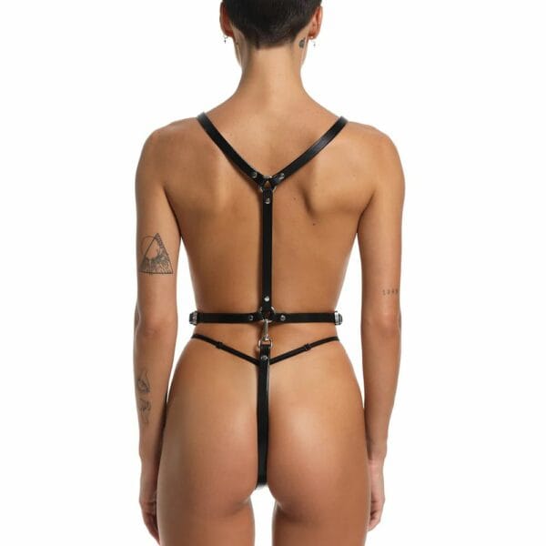 Femme De Dos Llevando un Arnés Bondage Modular de Cuero Negro con Anilla Metálica