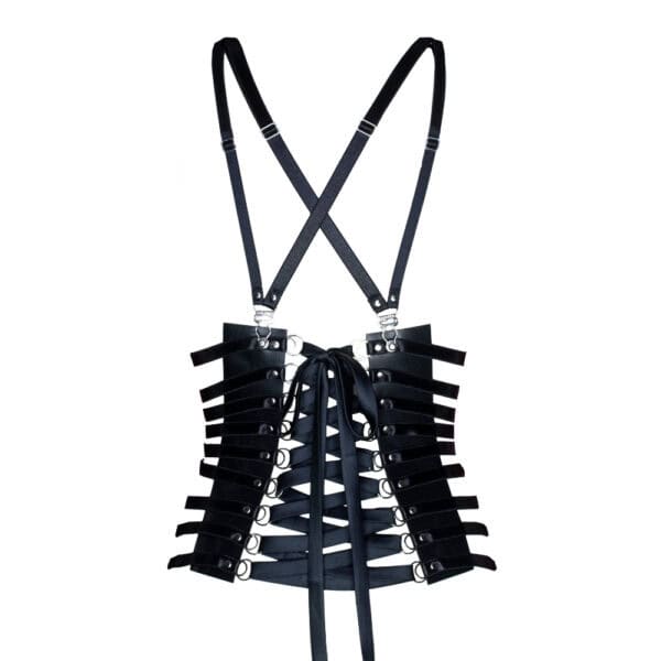 Von hinten betrachtet zeigt der LALITA Corsagen-Harness ein Korsett aus schwarzen Riemen mit elegant gekreuzten Trägern im Rücken. Die Strapsverschlüsse vervollständigen das gewagte Design und verleihen der Silhouette einen Hauch von raffinierter Sinnlichkeit. Das'Ensemble wird auf einem weißen Hintergrund hervorgehoben und unterstreicht die Raffinesse und den Charakter dieses einzigartigen Stücks.