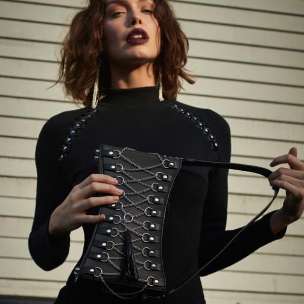 LALITA - Sac à Main Corseté Kali Sac en cuir noir corseté par des chaînes en argent.
