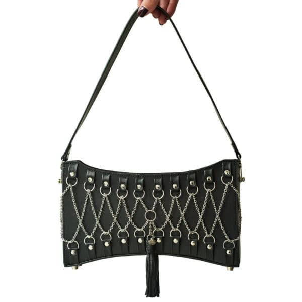 LALITA - Sac à Main Corseté Kali Sac en cuir noir corseté par des chaînes en argent.