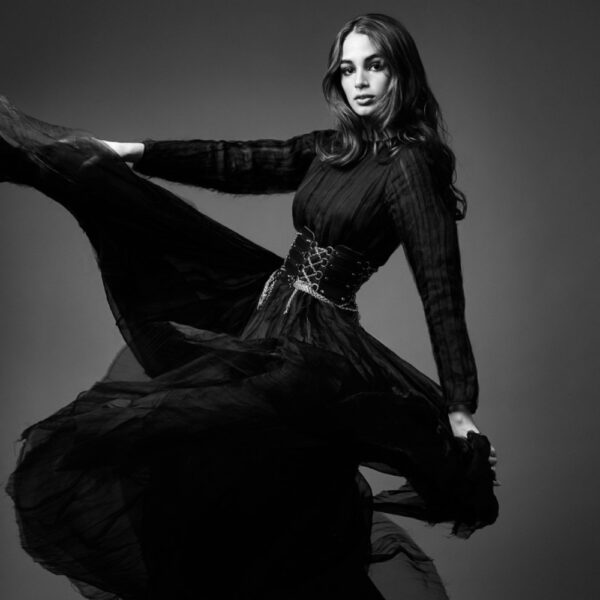 LALITA - Cinturón Corsé Sarasvati Vestido fluido de tul negro combinado con un corsé de piel con cadenas de acero inoxidable en los laterales. Una combinación de ligereza y estructura para un look elegante y firme.