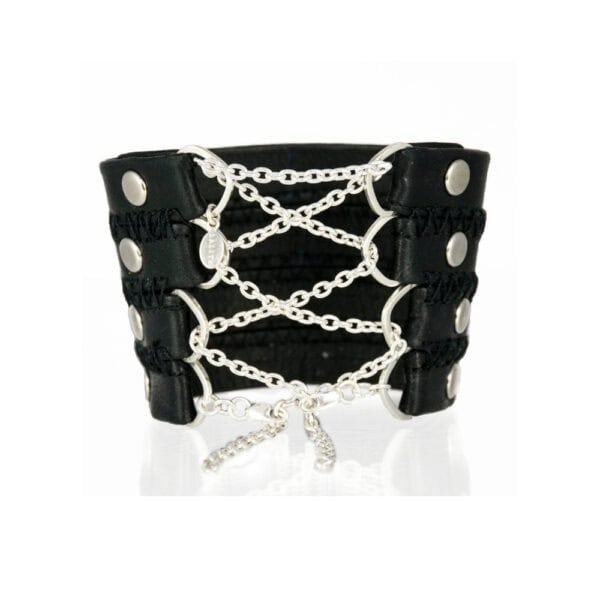 LALITA - Manchette Corset en Cuir Une manchette en cuir noir, décorée de chaînes argentées, posée sur un fond blanc. Ce bracelet audacieux et élégant apporte une touche de caractère, alliant simplicité et sophistication pour un style affirmé.