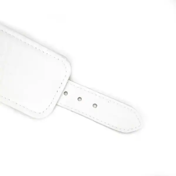 Packshot Menottes Cuir Blanc Zoom Détail sur Sangle d'Attache