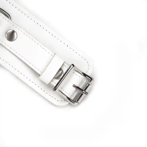 Packshot Menottes Cuir Blanc Zoom Détail sur Boucle d'Attache Argent