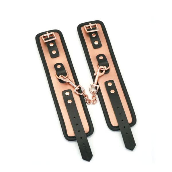 Menottes Poignets en Cuir de vache Rose Gold et Détails et Chaine en métal Rose Gold et doublure en fausse fourrure ultra douce
