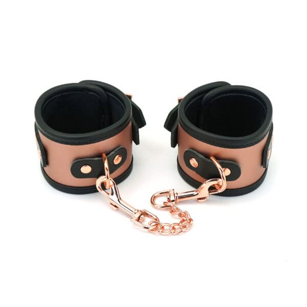 Handschellen Handgelenke aus Rindsleder in Roségold mit Details und Metallkette in Roségold und ultraweichem Kunstpelzfutter