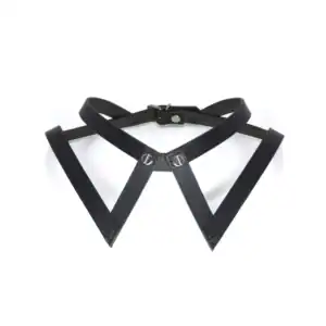 Choker 86647 aus schwarzem Leder, inspiriert von einem Hemdkragen. Passt sich natürlich den Schlüsselbeinen an, mit Schrauben an der Vorderseite, die an die Knöpfe eines Kragens erinnern. Hinten mit verstellbarer Schnalle angepasst.