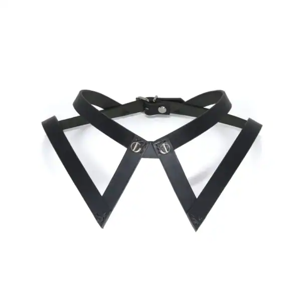 NIAR House - Choker 86647 Choker 86647 aus schwarzem Leder, inspiriert von einem Hemdkragen. Passt sich natürlich den Schlüsselbeinen an, mit Schrauben an der Vorderseite, die an die Knöpfe eines Kragens erinnern. Hinten mit verstellbarer Schnalle angepasst.