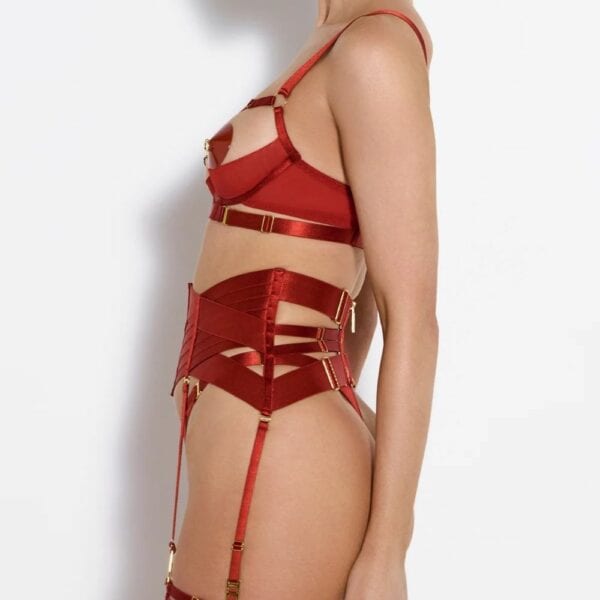 BORDELLE SIGNATURE - Offener BH Burnt Red Frau in einem roten Dessous-Set aus Satin mit strukturiertem Strapsgürtel und goldenen Details, Profilansicht.