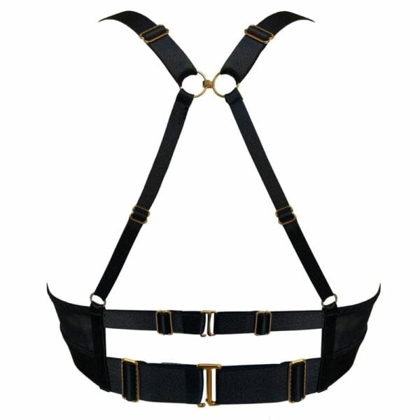 Sujetador negro con arnés ajustable en la espalda y tirantes bajo el pecho para un ajuste cómodo y moderno. Los tirantes son regulables para un ajuste personalizado.