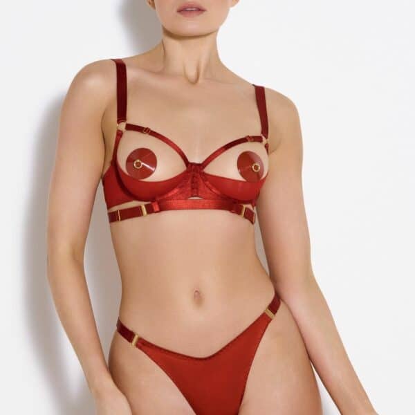 BORDELLE Signature - Offener BH Burnt Red - String Seide Brulé Rouge - Nippies O Email Rubis Dessous-Set bestehend aus BH in leuchtendem Rot, String in Rot mit goldenen Details und Nippies in Rot und Gold Nippies in Rot und Gold