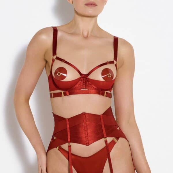 BORDELLE Signature - Offener BH Burnt Red - String Seide Brulé Rot - Strapsgürtel Strapsgürtel - Nippies O Email Rubis Dessous-Set bestehend aus einem leuchtend roten BH, einem roten String und einem roten Strapsgürtel mit goldenem Detail und roten Nippies