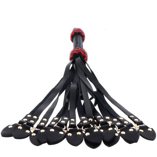 Fusta de cuero auténtico con correas tachonadas y mango trenzado con detalles rojos