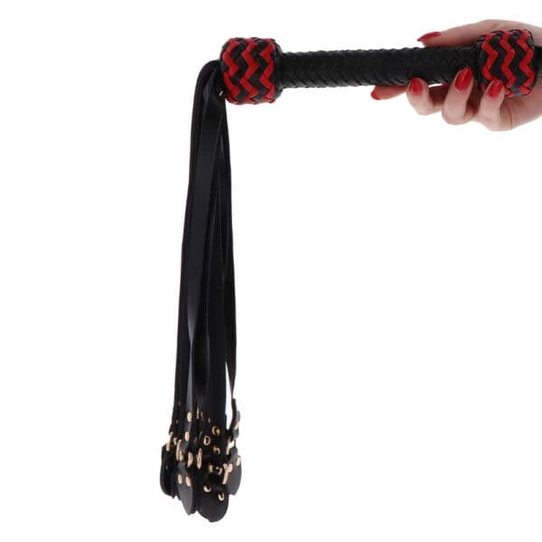Fusta de cuero auténtico con correas tachonadas y mango trenzado con detalles rojos