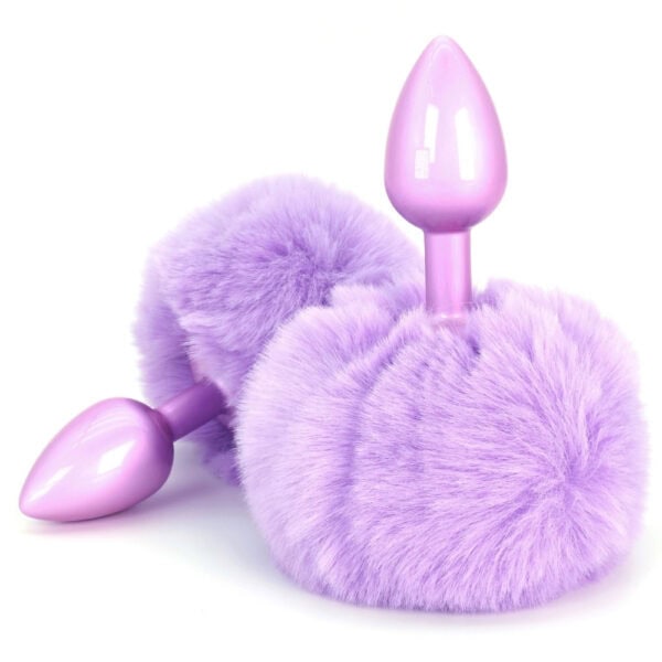Plug anal Bunnytail morado con suave cola de piel sintética, diseño refinado y cómodo.