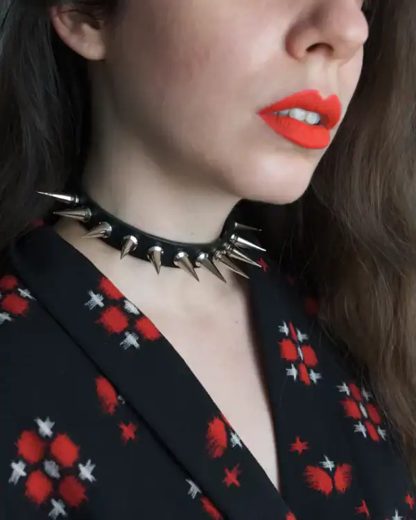 NIAR House - Choker 86137 Choker 86137 getragen von einer Frau mit rotem Lippenstift und rot-weiß gemustertem Oberteil.