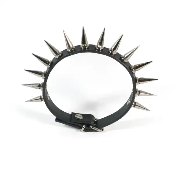 NIAR House - Choker 86137 Unteransicht des Chokers 86137 auf weißem Hintergrund, wobei die Form des Chokers und die sichtbaren Metallspikes an der Vorderseite hervorgehoben werden. Die verstellbare Schnalle auf der Rückseite ist ebenfalls erkennbar.