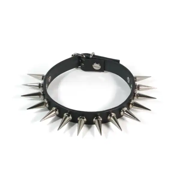 NIAR House - Choker 86137 Vorderansicht des Chokers 86137 auf weißem Hintergrund, der mit Metallspikes verziert ist. Er ist 1,5 cm breit und 26 mm lang und sorgt für einen gewagten und eleganten Touch.