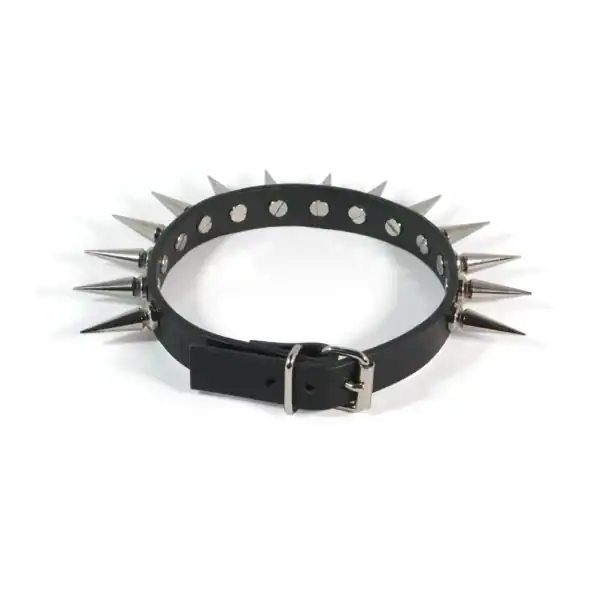 NIAR House - Choker 86137 Rückansicht des Choker 86137 auf weißem Hintergrund, wobei die verstellbare Schnalle für eine maßgeschneiderte Passform hervorgehoben wird. Die Metallspikes sind auf der Vorderseite sichtbar.