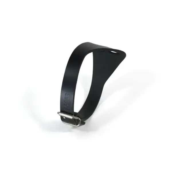 NIAR House - Choker 86853 Schwarz Seitenansicht des 86853 Chokers aus Vollnarbenleder, zeigt sein Design mit Laserschnitten, die ein Spiral Goddess-Muster erzeugen, und eine vernickelte Schnalle für eine optimale Passform.