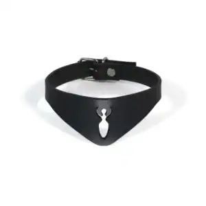 Der Choker 86853 aus Vollnarbenleder mit vernickelter Hardware und lasergeschnittenem Spiral Goddess-Muster ist hinten mit einer Schnalle verstellbar, um eine perfekte Passform zu gewährleisten.
