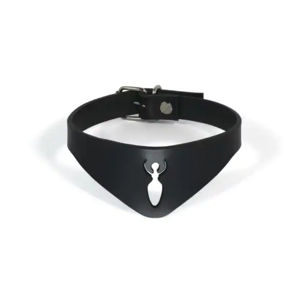 NIAR House - Choker 86853 Schwarz Der Choker 86853 ist aus vollnarbigem Leder gefertigt, mit vernickelten Beschlägen verziert und mit einem Spiral Goddess-Muster lasergeschnitten. Er ist hinten mit einer Schnalle verstellbar, um eine perfekte Passform zu gewährleisten.