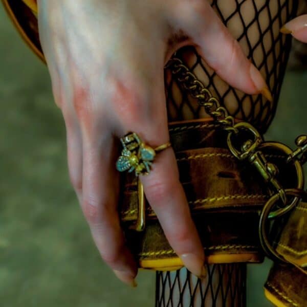 Gelbe und braune Handschellen aus italienischem Nubuk-Leder und Metall mit goldenen Beschlägen