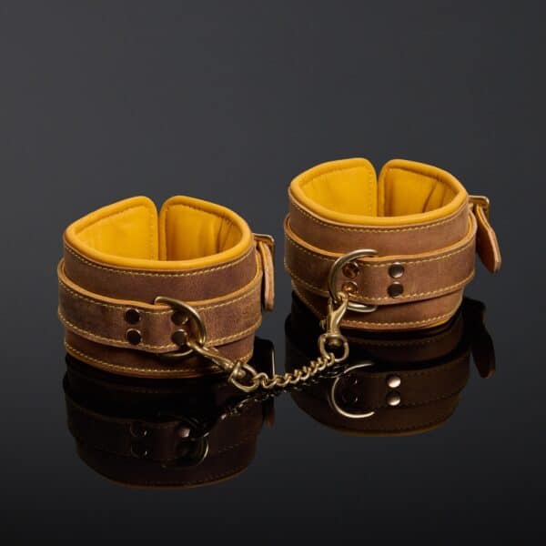 Gelbe und braune Handschellen aus italienischem Nubuk-Leder und Metall mit goldenen Beschlägen