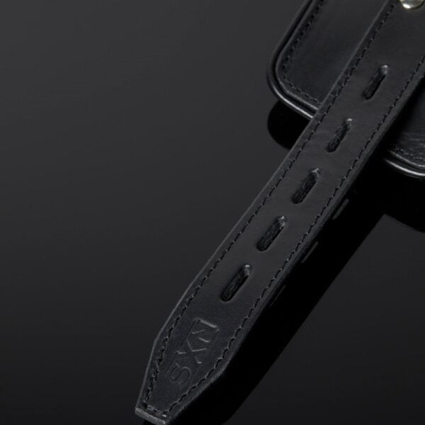 Schwarzes Bondage-Halsband aus Leder mit drei D-Ringen und Detail am Befestigungsriemen
