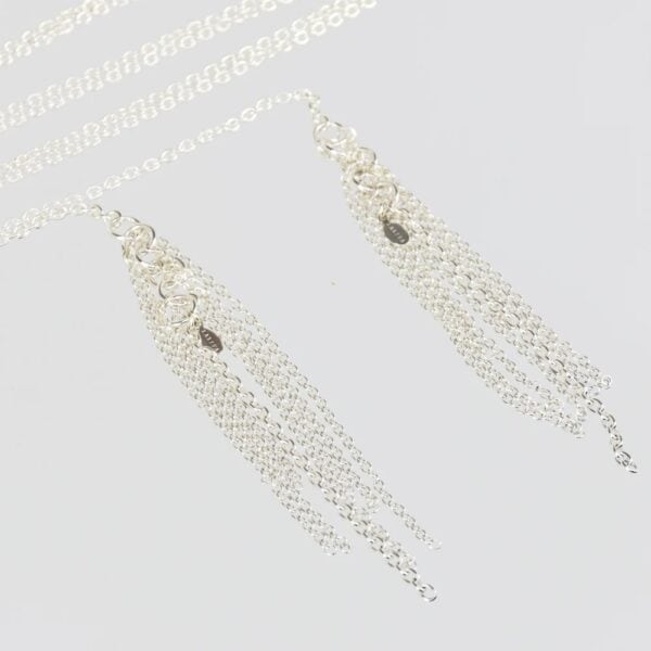 Collier Lalita en argent massif avec une chaîne, agrémentée de pampilles suspendues de chaque côté. Une pièce élégante et moderne, ajoutant du style et de la sophistication à toute tenue.