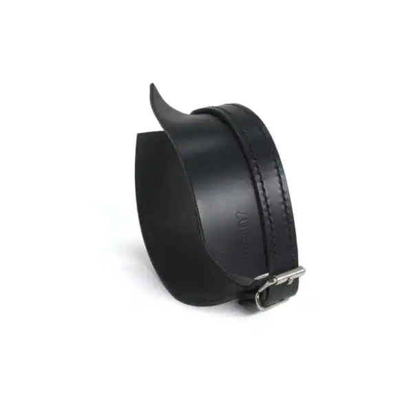 NIAR House - Choker 86407 Seitenansicht des Chokers 86407 auf weißem Hintergrund, die sein vom viktorianischen Jabot inspiriertes Design hervorhebt. Vollständig von Hand genäht, mit einer verstellbaren Schnalle auf der'Rückseite.