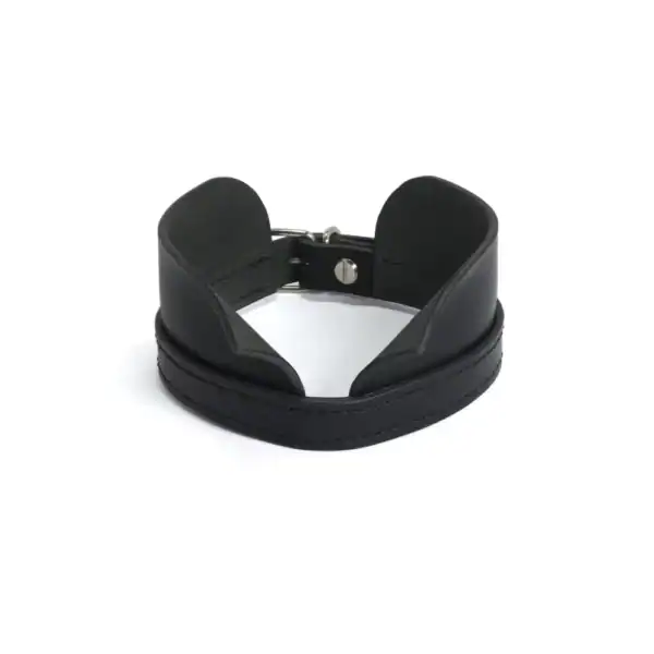 NIAR House - Choker 86407 Choker 86407 auf weißem Hintergrund, inspiriert vom viktorianischen Jabot, von vorne betrachtet. Vollständig von Hand genäht, wird es hinten mit einer verstellbaren Schnalle geschlossen. Elegant und modern.