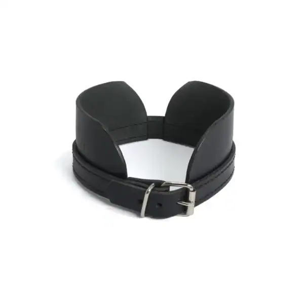 NIAR House - Choker 86407 Ansicht der Rückseite des Chokers 86407 auf weißem Hintergrund, wobei die verstellbare Schnalle für eine individuelle Passform hervorgehoben wird. Vollständig handgenähtes Stück.