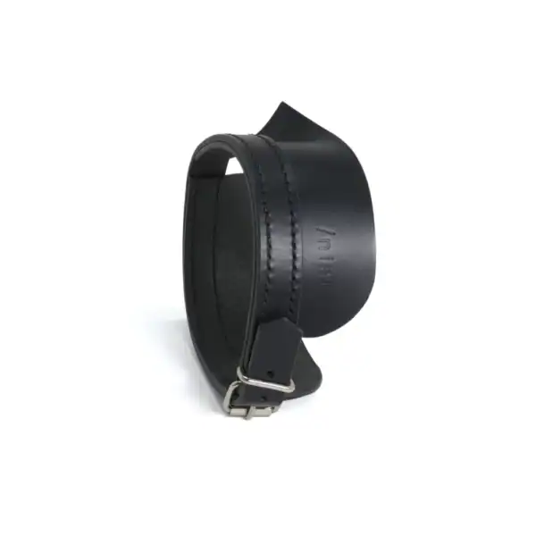 NIAR House - Choker 86407 Seitenansicht des Chokers 86407 auf weißem Hintergrund, die sein vom viktorianischen Jabot inspiriertes Design hervorhebt. Vollständig von Hand genäht, mit einer verstellbaren Schnalle auf der'Rückseite.