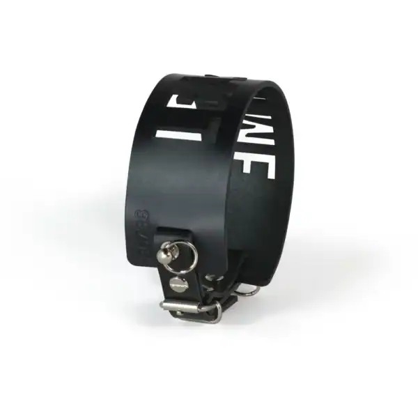 NIAR House - Choker 86738 Seitenansicht des Leder-Chokers 86738, die den lasergeschnittenen Schriftzug "LEASH ME" und das raffinierte Design der Halskette hervorhebt.