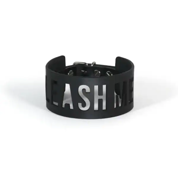 NIAR House - Choker 86738 Der Leder-Choker 86738 mit dem lasergeschnittenen Schriftzug “LEASH ME” zeichnet sich durch ein raffiniertes und gewagtes Design aus, das einen Hauch von Eleganz vermittelt.