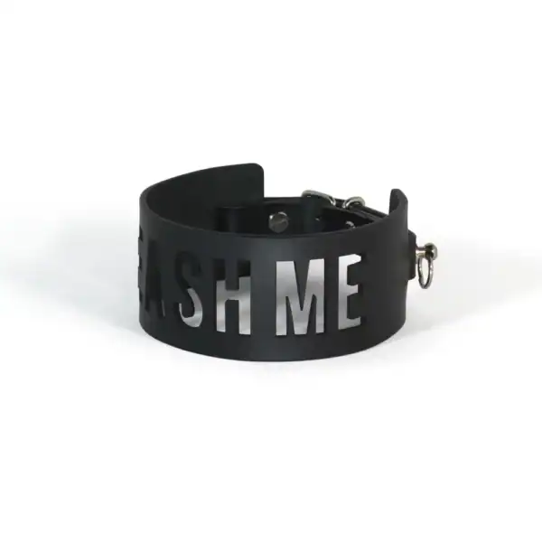 NIAR House - Choker 86738 Der Leder-Choker 86738 mit dem lasergeschnittenen Schriftzug “LEASH ME” zeichnet sich durch ein raffiniertes und gewagtes Design aus, das einen Hauch von Eleganz vermittelt.