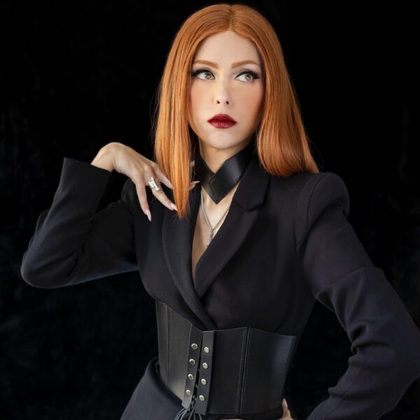 NIAR House - Gargantilla 86042 Gargantilla 86042 con un elegante diseño en V, para llevar con un blazer negro y un corsé de piel. La sección de piel cosida a mano y el cierre de botón a presión aportan un ajuste perfecto y un toque de carácter.