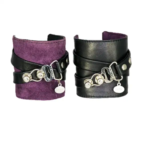 LALITA - The Cuff Set Manchette LALITA réversible noir/violet, avec attache porte-jarretelle, finitions en cuir et acier, créant un design élégant et audacieux pour un look sophistiqué et sensuel.
