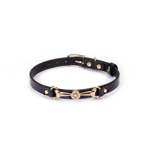 Bequemer und verstellbarer Choker aus schwarzem Kunstleder glänzend goldfarbenes Metall zentrales Schmuckstück dekorative Strasssteine