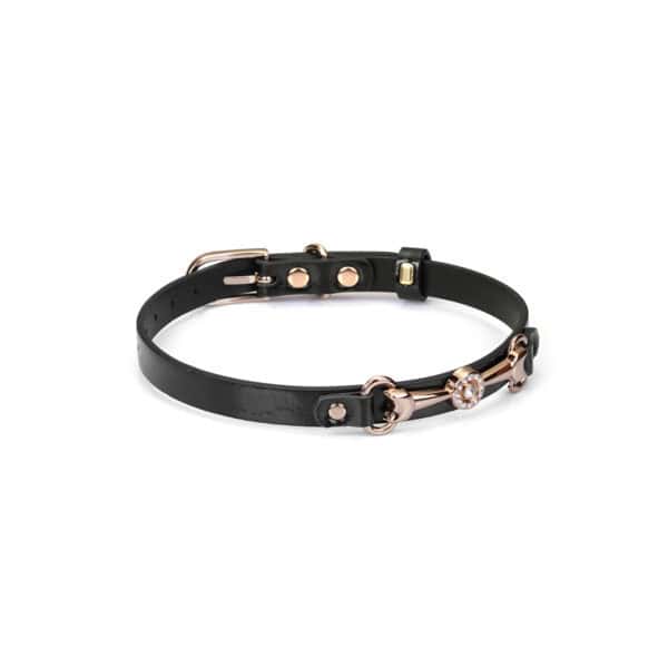 Bequemer und verstellbarer Choker aus schwarzem Kunstleder glänzend goldfarbenes Metall zentrales Schmuckstück dekorative Strasssteine