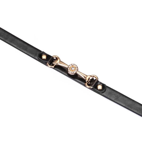 Bequemer und verstellbarer Choker aus schwarzem Kunstleder glänzend goldfarbenes Metall zentrales Schmuckstück dekorative Strasssteine