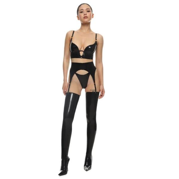 Conjunto de lencería de látex con sujetador de látex natural negro, liguero de látex natural negro y medias de látex negras.