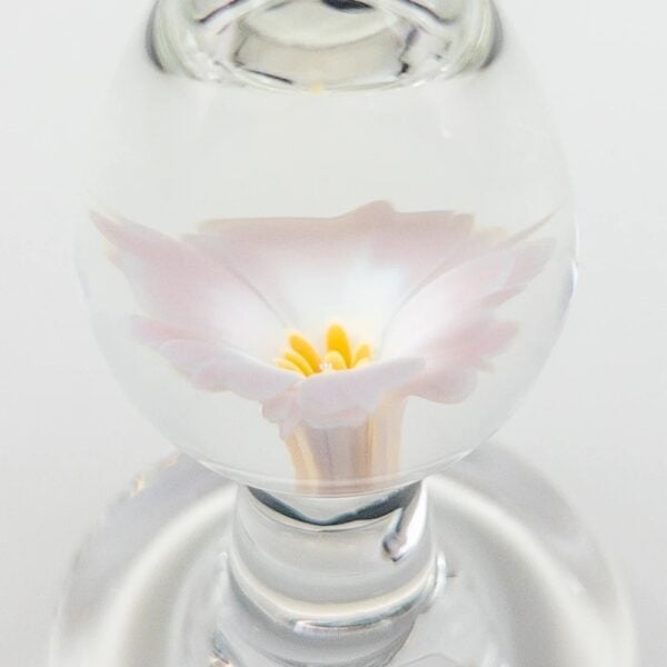 Analdildo aus Borosilikatglas mit kompakter Kugel, kurzem Schaft und herzförmigem Sockel, verziert mit einem Kristall. Detailansicht der Blume im Inneren