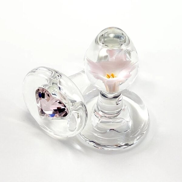 Analdildo aus Borosilikatglas mit kompakter Kugel, kurzem Schaft und herzförmigem Sockel, verziert mit einem Kristall und einer Blume im Inneren