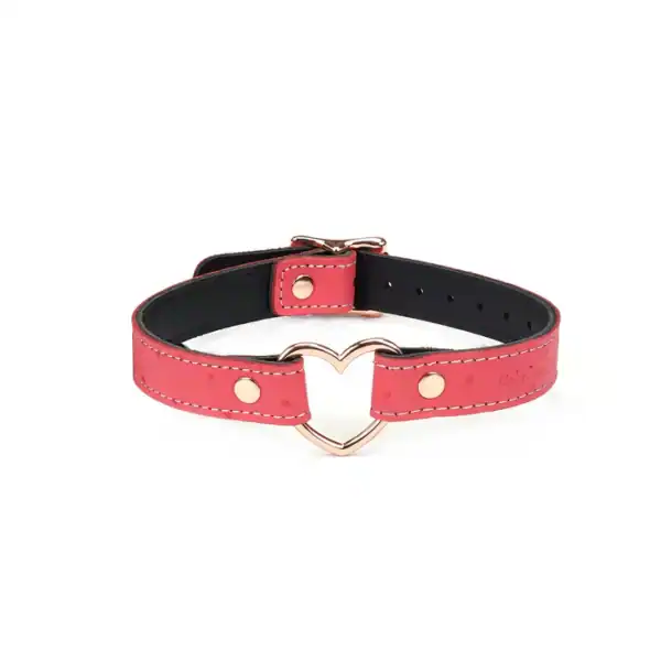 Choker Cœur in pink cherry leather embossed with ostrich skin, with central heart in rose gold metal. Adjustable with metal buckle. Fetish accessory for power play.